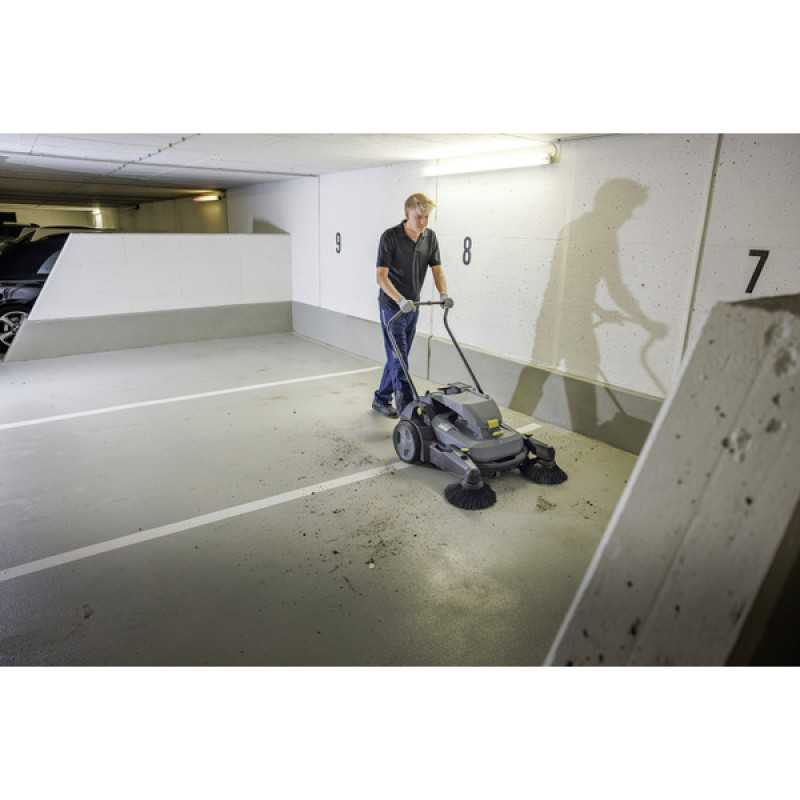 Акумуляторна підмітальна машина Karcher KM 70/30 C Bp 2SB
