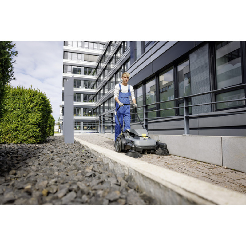 Акумуляторна підмітальна машина Karcher KM 70/30 C Bp 2SB