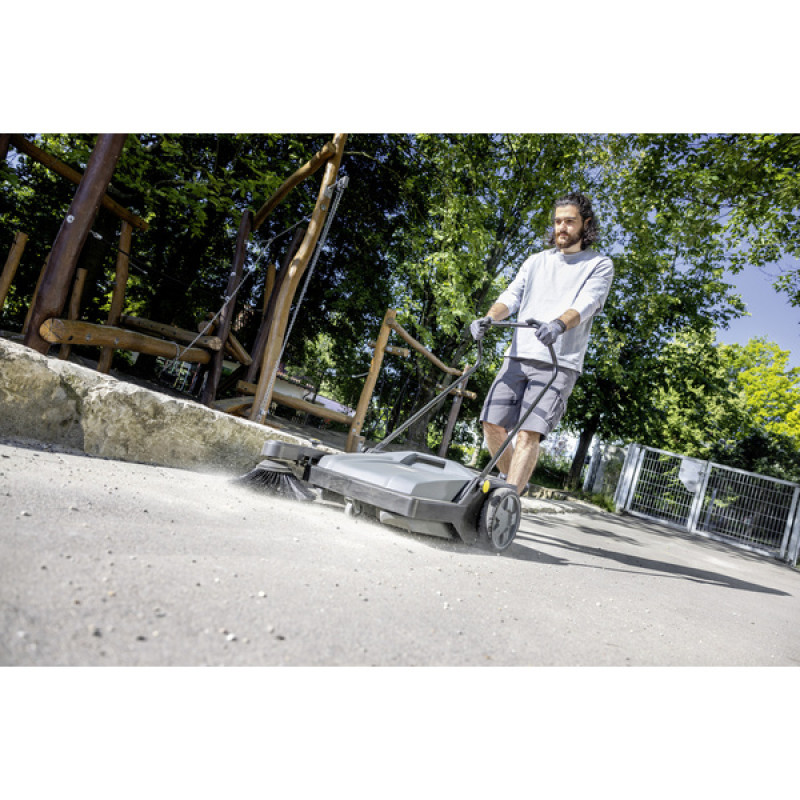 Компактна підмітальна машина Karcher KM 70/15 C Classic