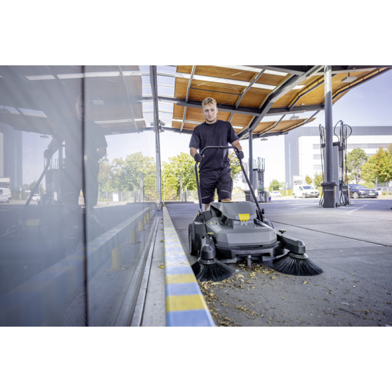 Акумуляторна підмітальна машина Karcher KM 70/25 C Bp 2SB