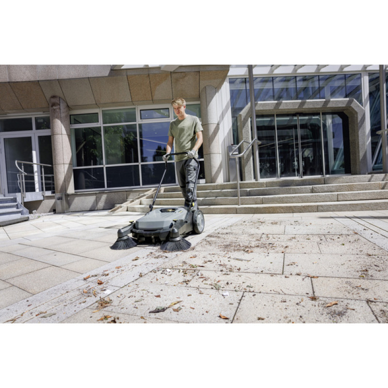 Компактна підмітальна машина Karcher KM 70/20